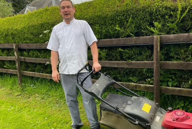 Head Chef, Petko, multi-tasking!